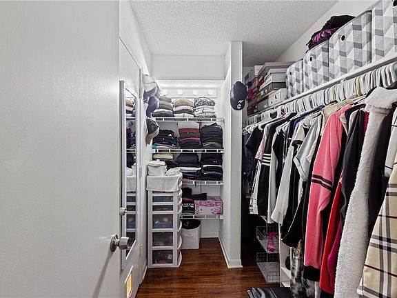 4th image of 8301 Parkview Dr