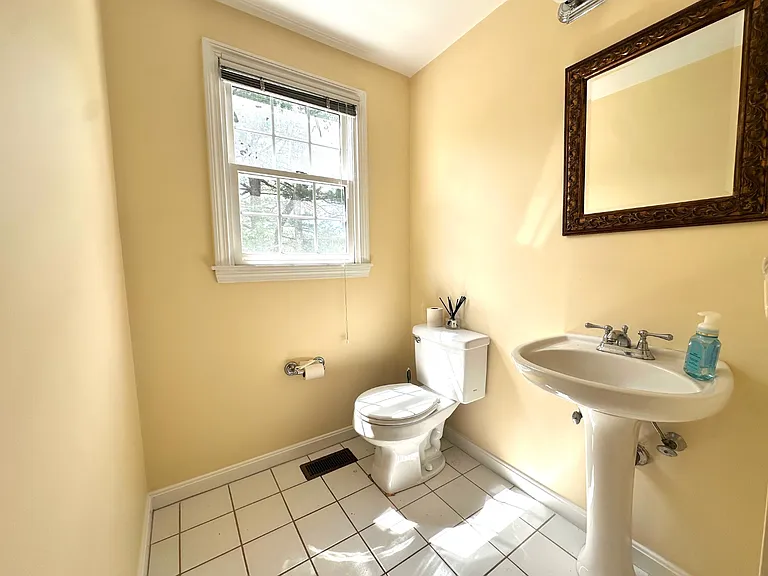 322 Lowell St — Photo 13