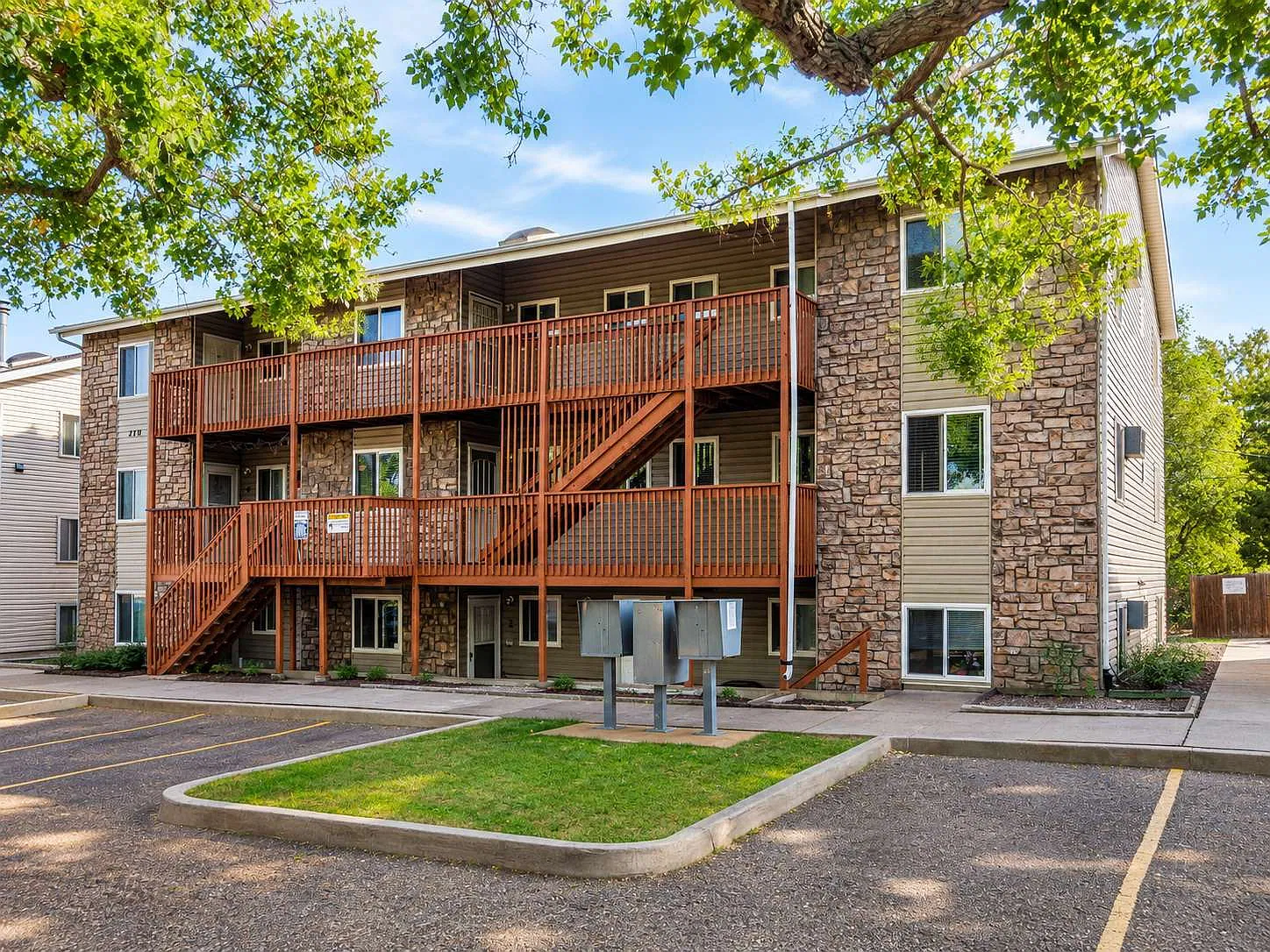 2 bed, 1.0 bath, 836 sqft, $1,640 — Photo 1