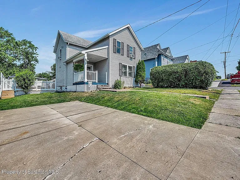 2 bed, 1.5 bath, 1050 sqft, $1,600 — Photo 2