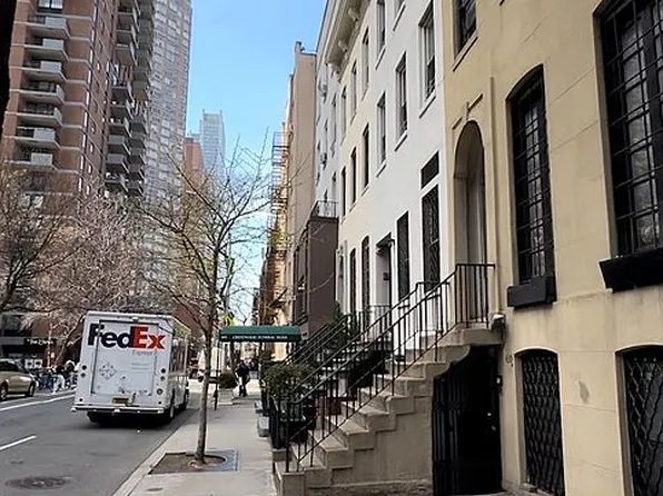 437 W 43rd St #2F, New York, NY 10036