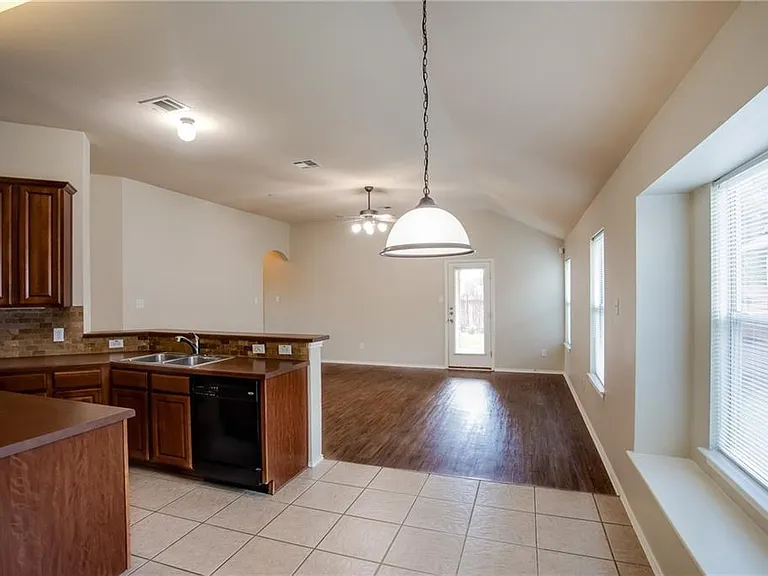 1200 Rainbow Parke Dr — Photo 3