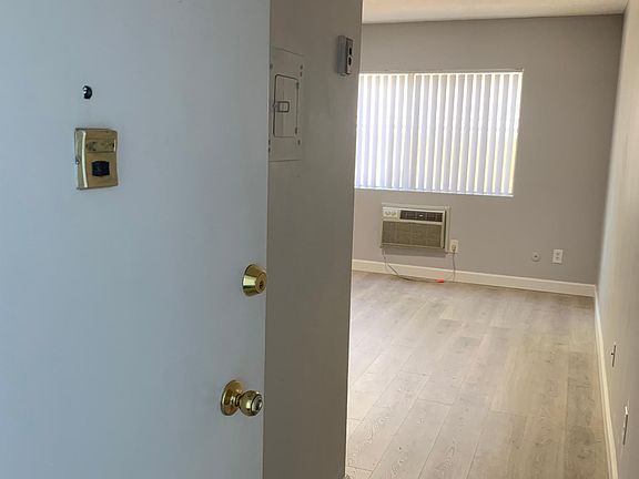 2nd image of 6440 Woodley Ave APT 5