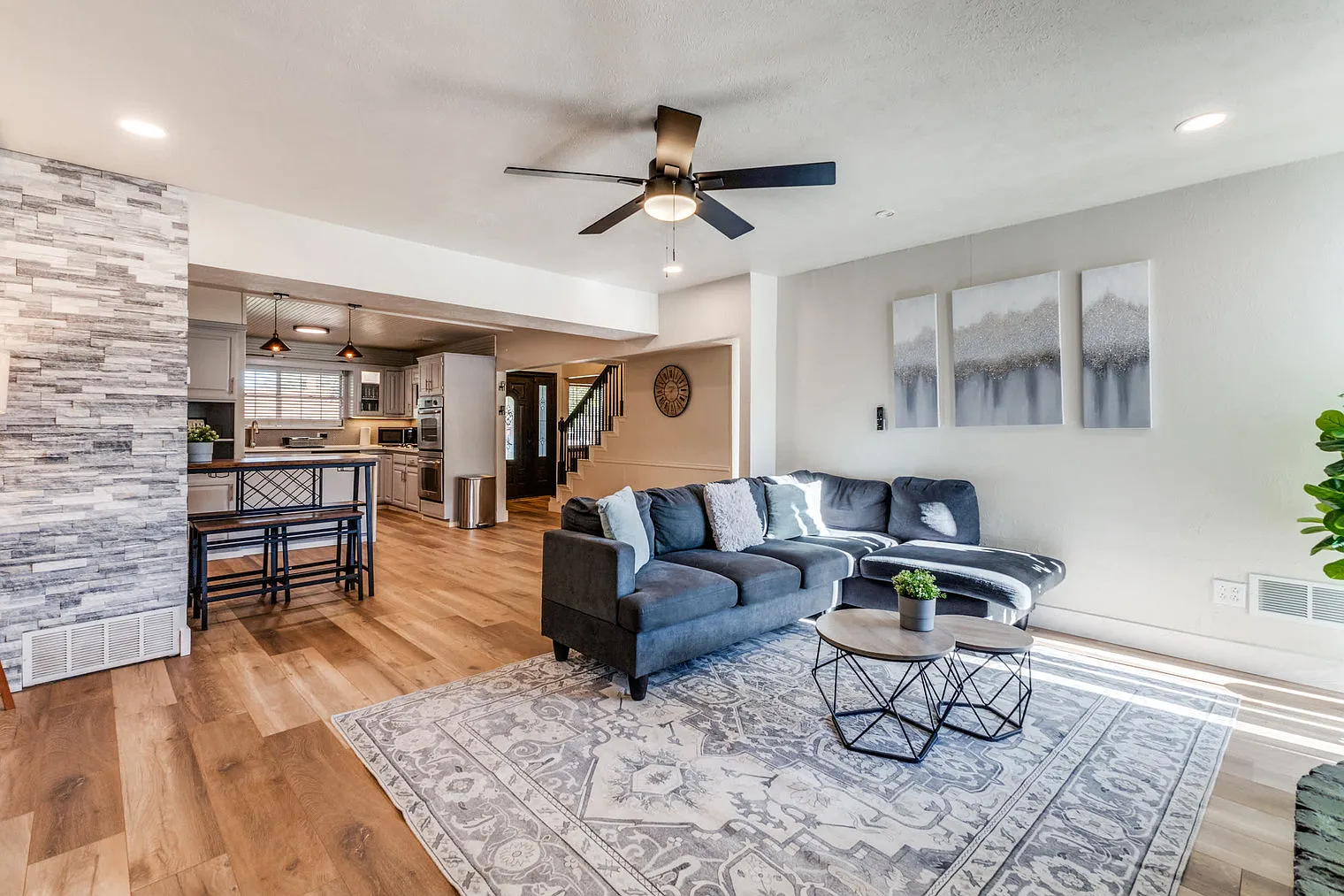 5 bed, 2.0 bath, 2346 sqft, $8,375 — Photo 2