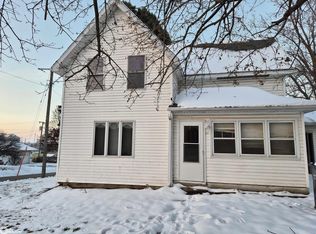 418 4th St, Victor, IA 52347