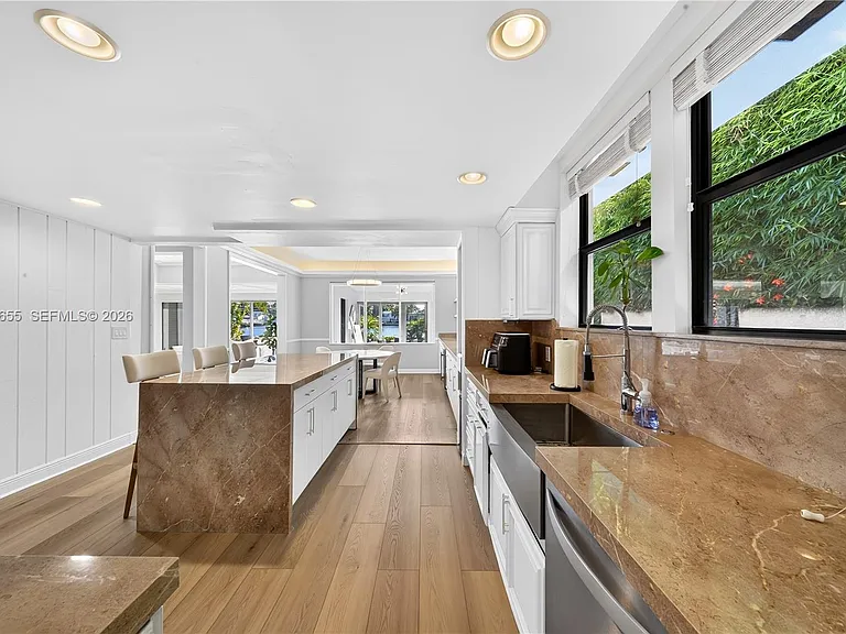 460 W Dilido Dr — Photo 12