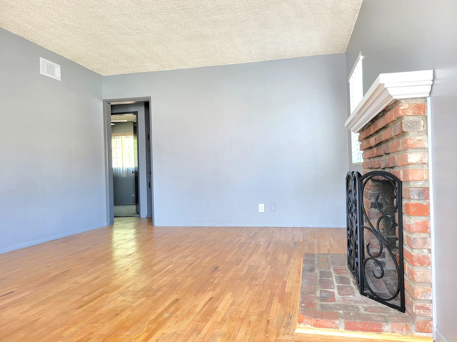 3 bed, 1.5 bath, 1016 sqft, $4,300 — Photo 3