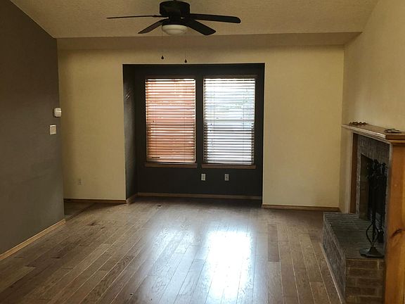 Living Room with fireplace