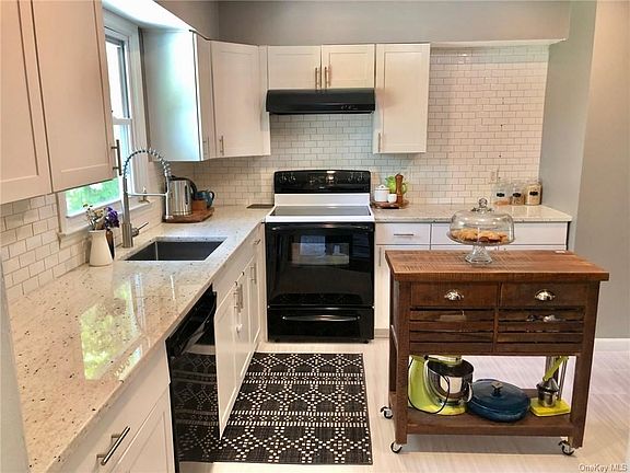 5th image of 28 Larchmont Dr