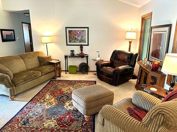 3rd image of 1034 E Republic Cir