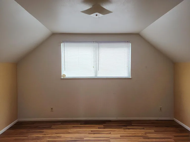 1013 W Willow St — Photo 8