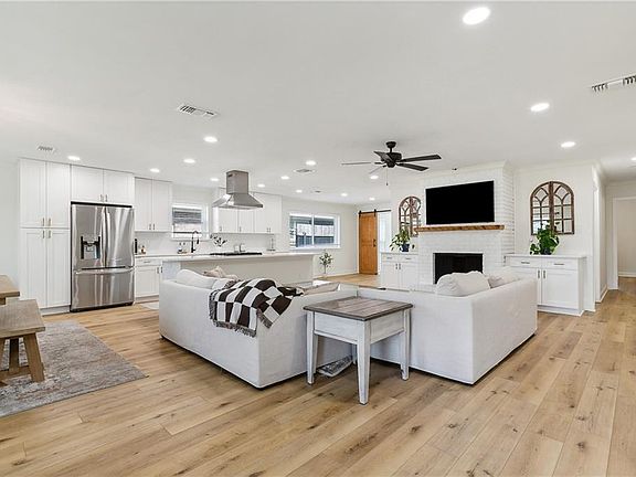 3rd image of 1417 Hackberry Ave
