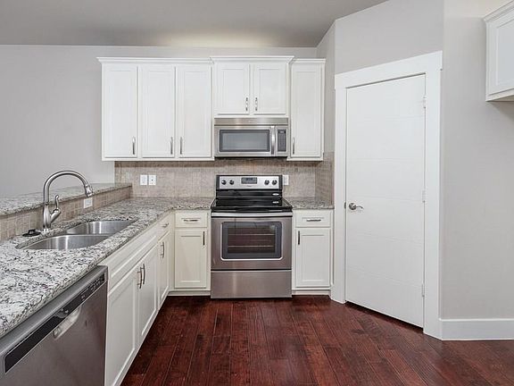 3rd image of 305 S Kealy Ave