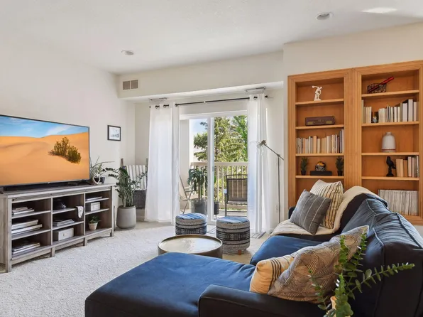 1341 Lake Dr W APT B208, Chanhassen, MN 55317