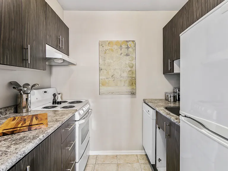 8575 Riverside Dr E — Photo 30