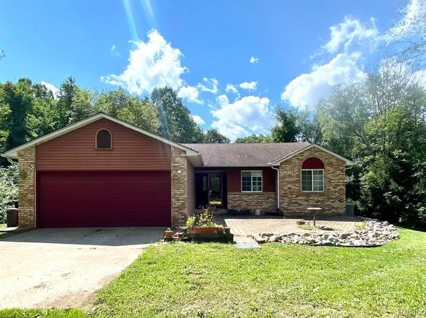 8464 Turner Rd, Fenton, MI 48430