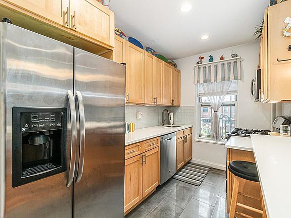 4th image of 30-15 Hobart St #2D