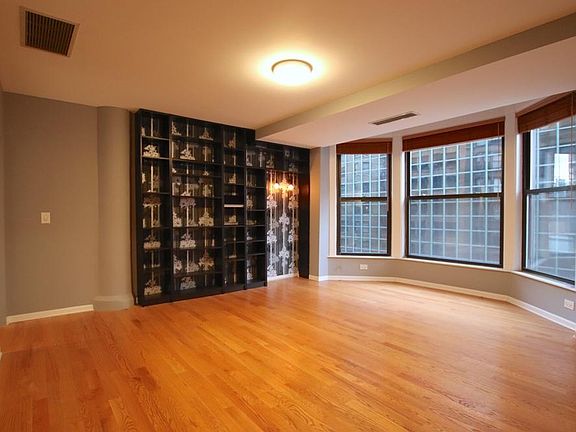 3rd image of 429 S Dearborn St