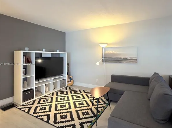 541 Blue Heron Dr APT 201, Hallandale, FL 33009