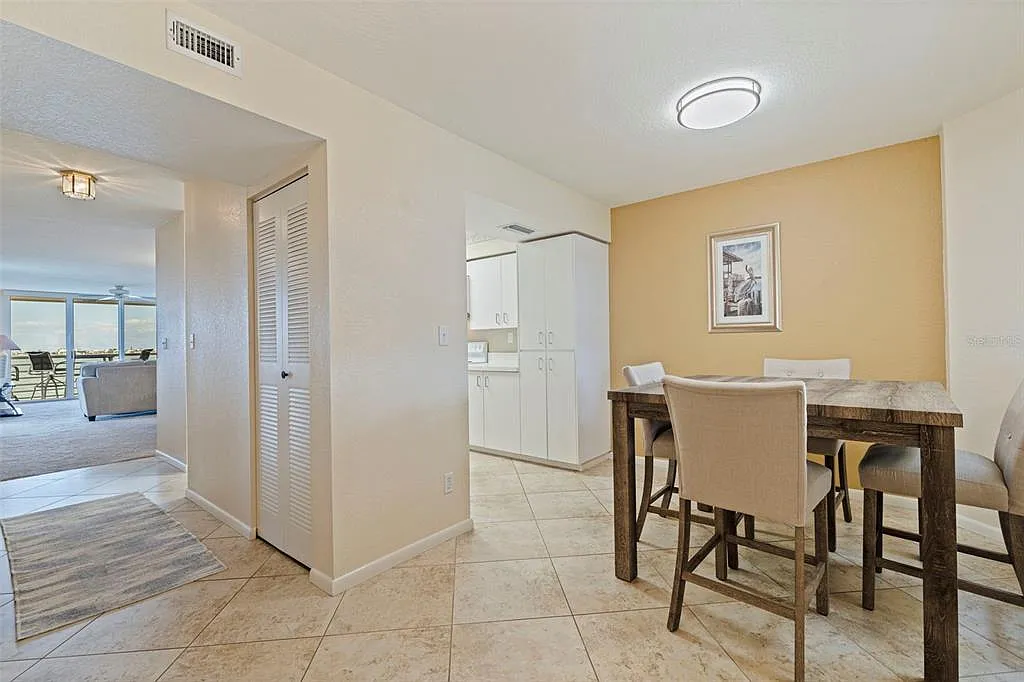 2 bed, 2.0 bath, 1185 sqft, $4,500 — Photo 3