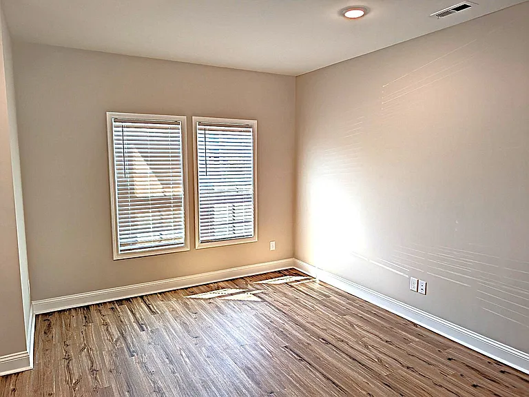 138 Loren Rd — Photo 2