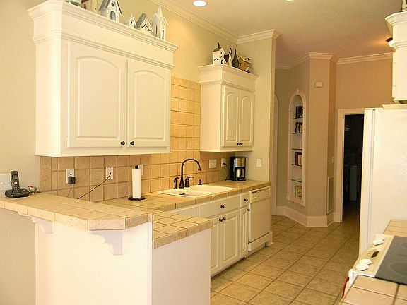 5th image of 402 Glen Oaks Dr