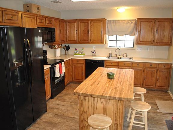 3rd image of 2319 Longmeadow St