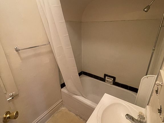 30 J #2 Bathroom 2 060823_06102023