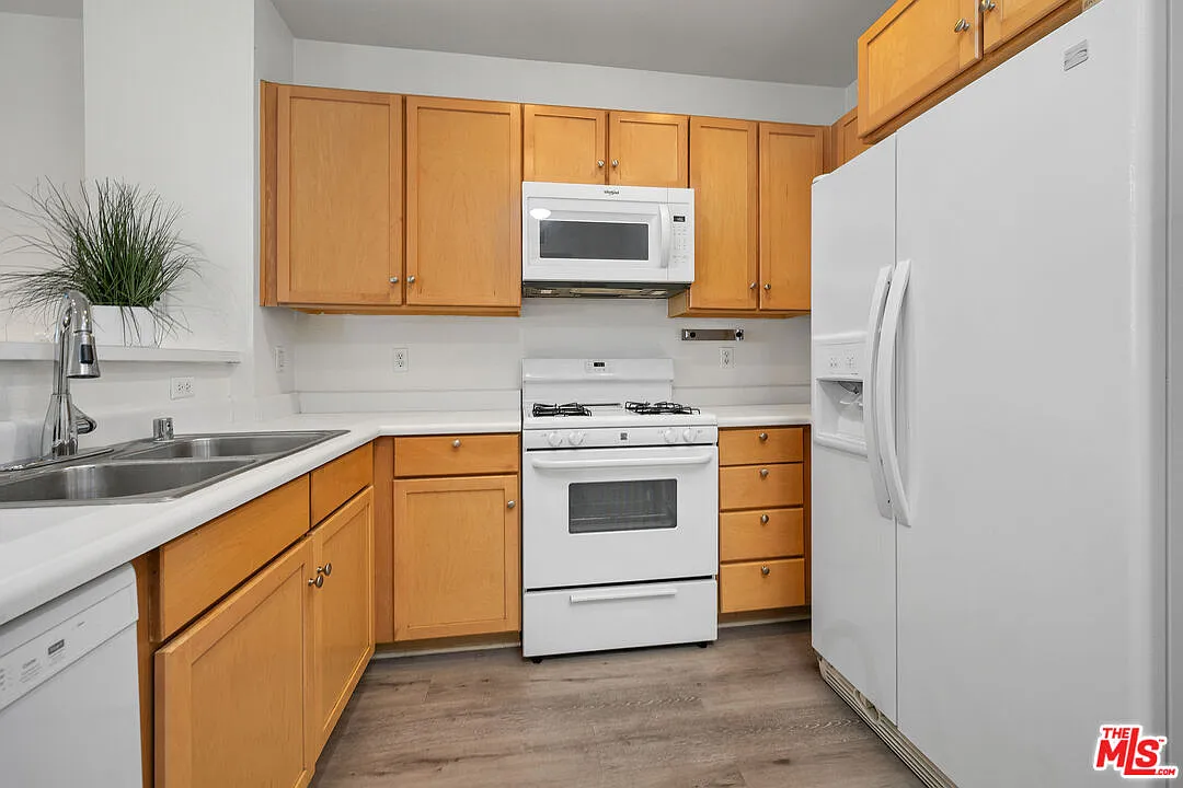 2 bed, 2.0 bath, 1010 sqft, $4,400 — Photo 3