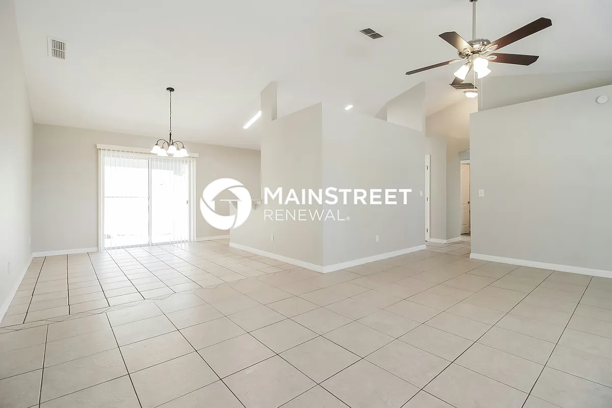 Living Room - 1040 Scenic View Cir