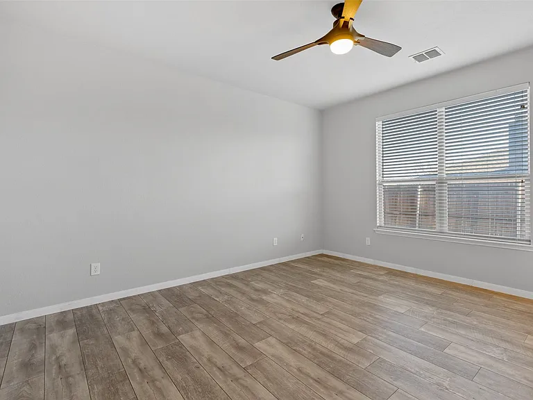 504 Teal Ln — Photo 9