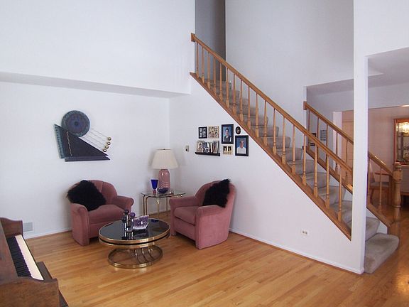 3rd image of 300 Hillhurst Dr