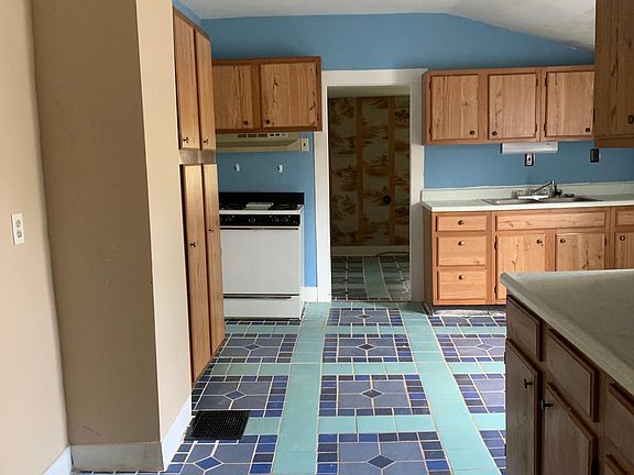 5th image of 108 E North St