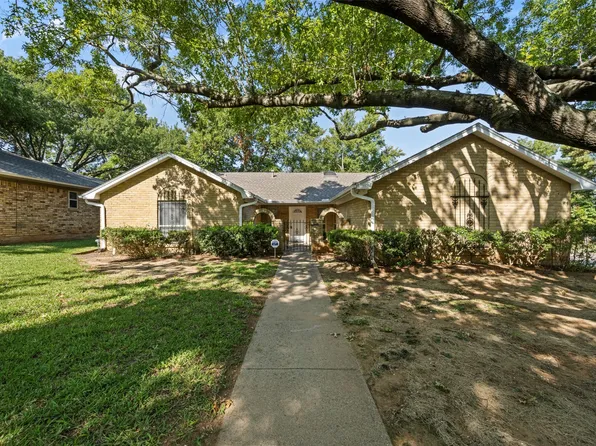 2200 Shady Meadow Ct, Arlington, TX 76013