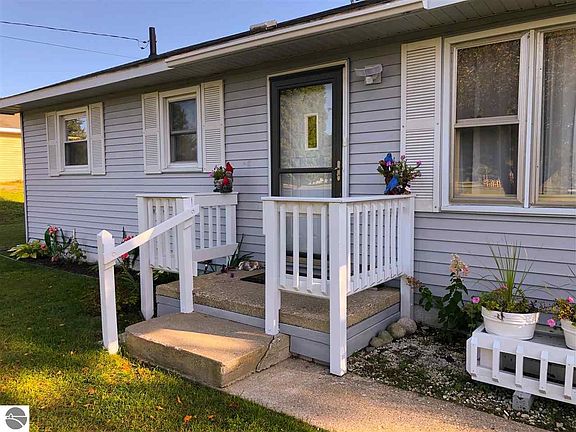 5th image of 604 Holiday Dr