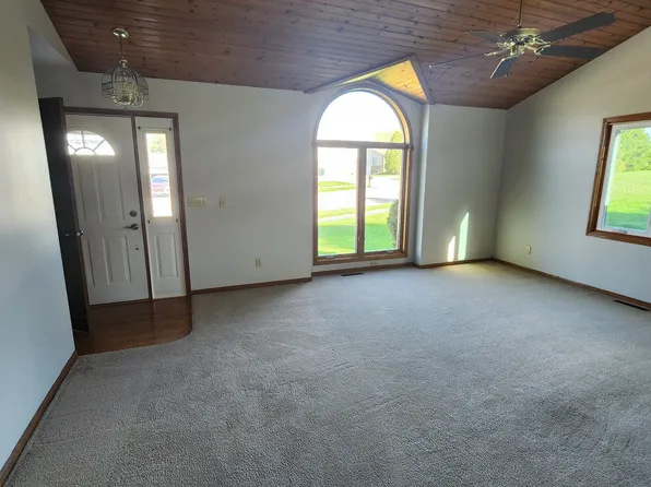 1506 Vogt Dr, West Bend, WI 53095