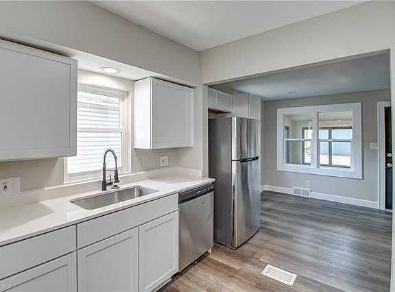 5th image of 332 S Brighton Ave