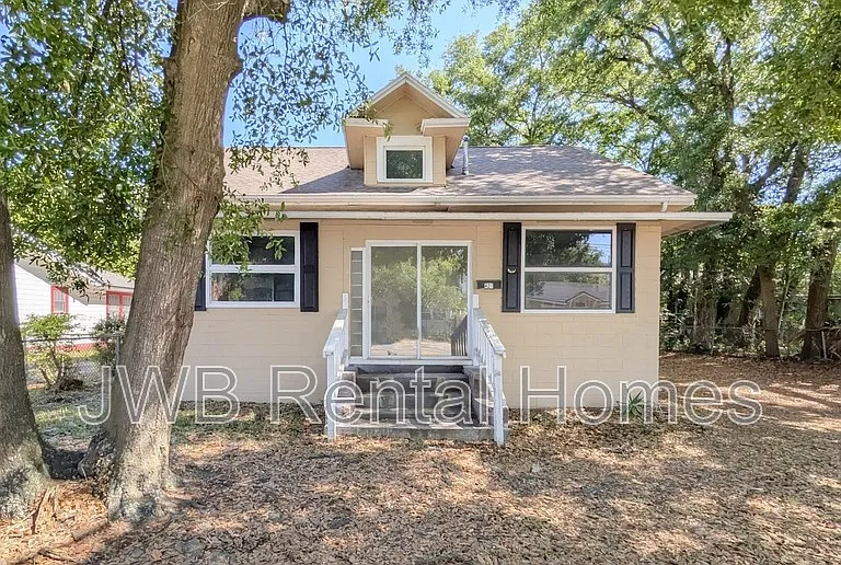 421 Golfair Blvd — Photo 1