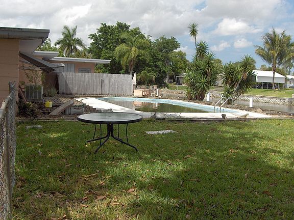 LARGE SWIMMING POOL