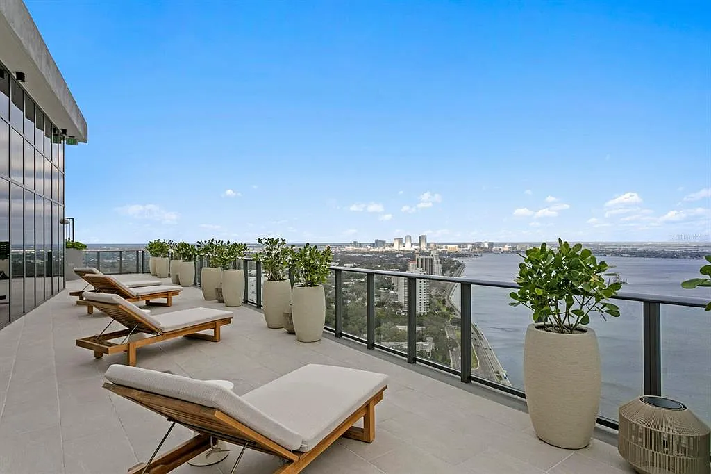 2 bed, 2.5 bath, 1960 sqft, $9,700 — Photo 4