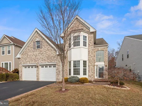 6 Bellingham Dr, Kendall Park, NJ 08824