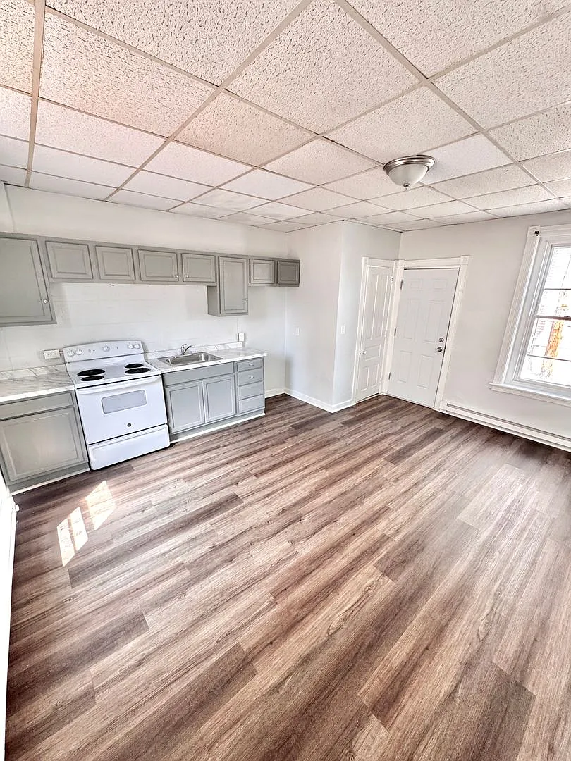 Clean & Large Three/Four Bedroom Home — Photo 4