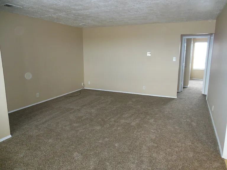 305 Geraldine Loop SE — Photo 2