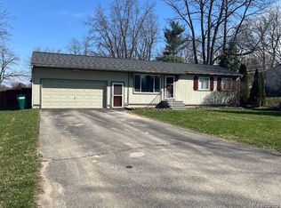 9428 Ute Pointe Dr, Clarkston, MI