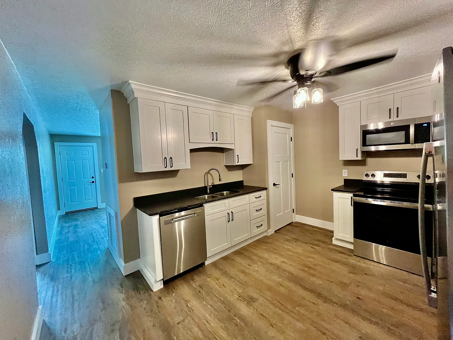 3 bed, 1000 sqft, $1,600 — Photo 3