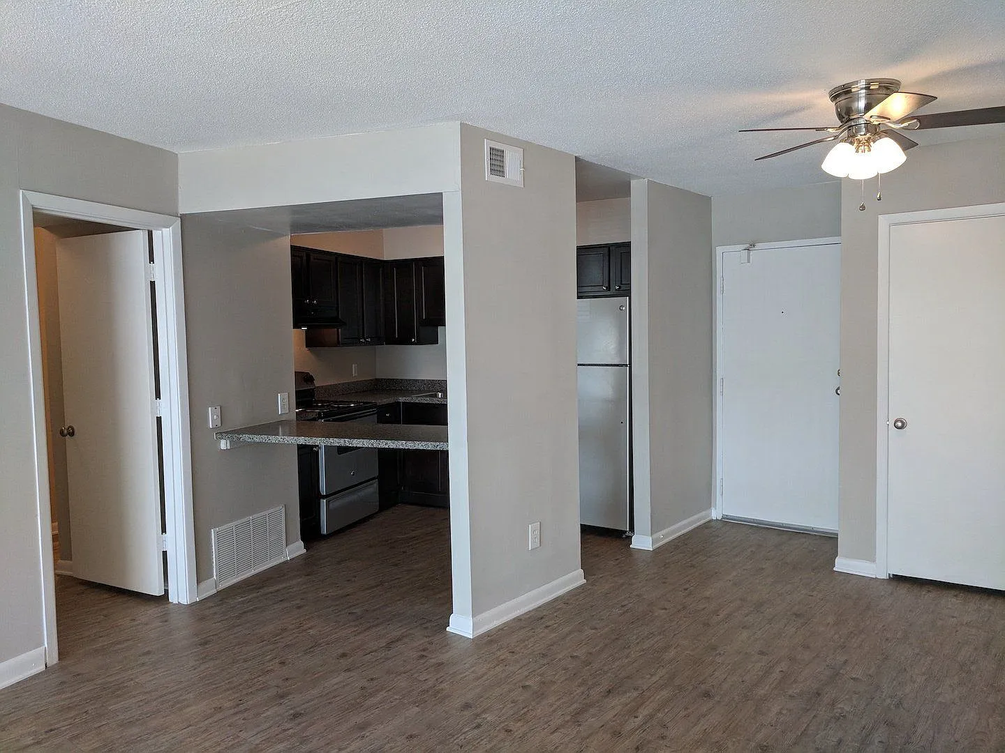 Tivoli Apartments — Photo 2