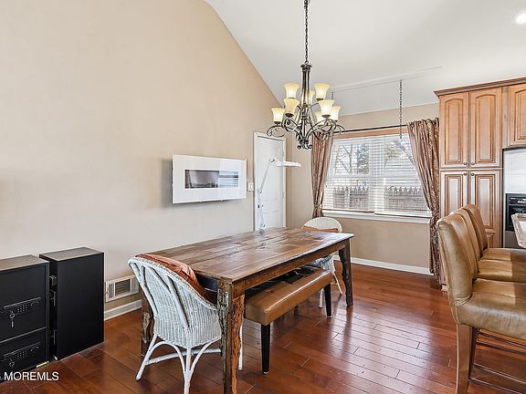 5th image of 485 Monmouth Avenue