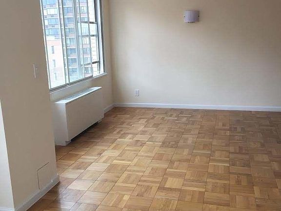 3rd image of 250 E 63rd St #1501