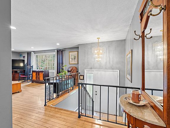 4th image of 36 Peabody Dr