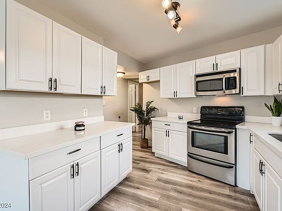 5th image of 772 Betty Ln